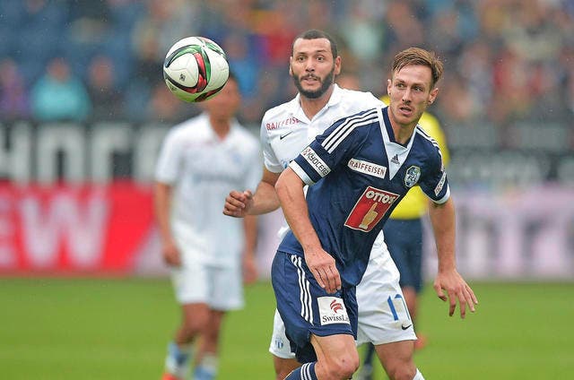 Eine Szene aus dem letzten Spiel gegen Zürich: François Affolter (vorne) kann den Ball gegen Yassine Chikhaoui behaupten. (Bild: EQ/Maria Schmid)