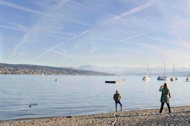 Auch am Zürichsee geniessen die Leute das schöne Wetter. (Bild: Keystone)