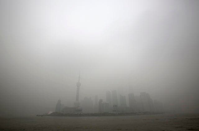 Ein etwas erschwerter Blick auf die Skyline von Schanghai. (Bild: Keystone)