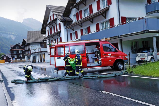 Feuerwehreinsatz nach dem schweren Unwetter im Muotathal vom 25. Juni (Bild Werner Schelbert)