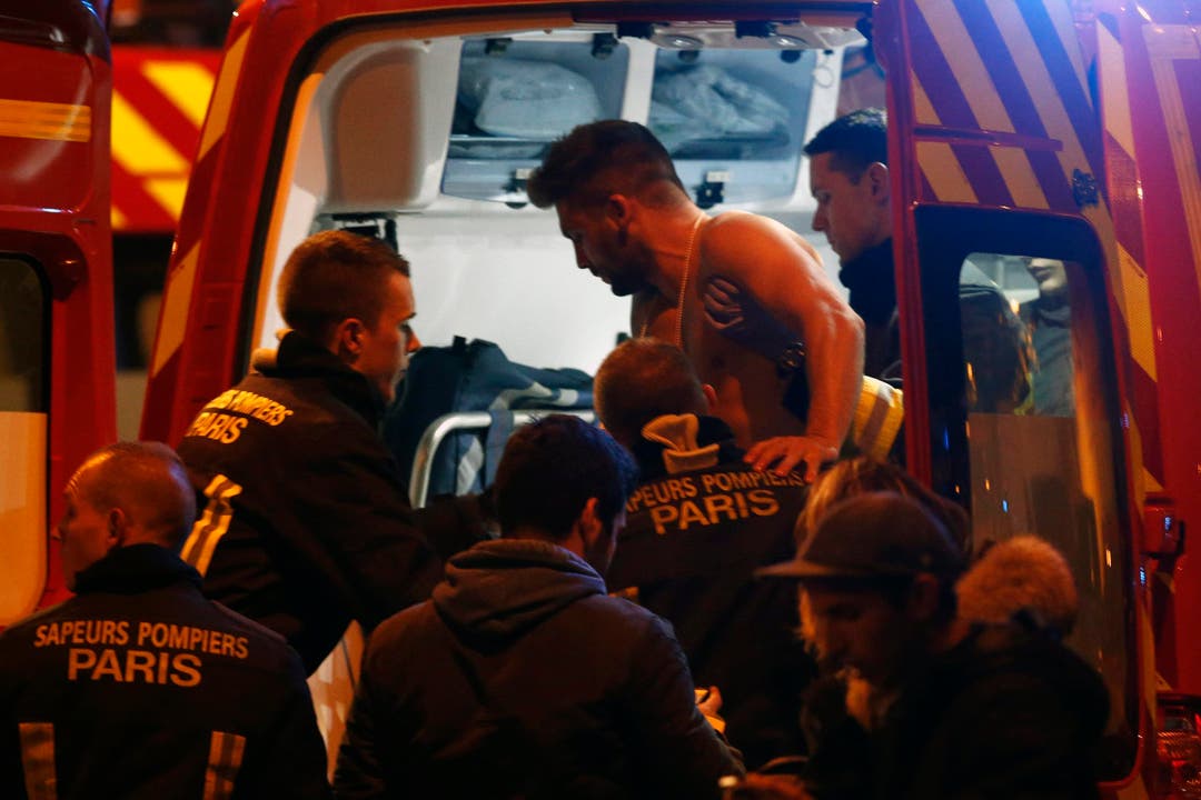 Ein verwundeter Mann wird in den Rettungswagen getragen. (Bild: EPA/Etienne Laurent)