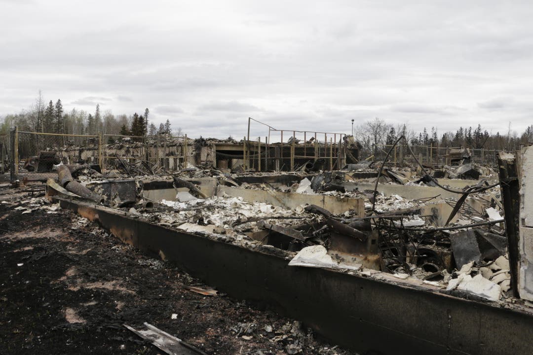 Zerstörte Häuser nach dem Waldbrand. (Bild: AP Photo / Rachel La Corte)