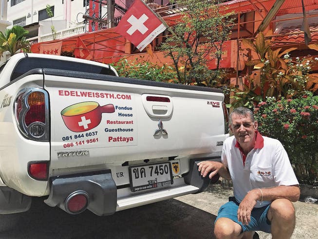 Robert Tresch in Pattaya mit seinem Wunsch-Autoschild, das er bereits in Uri hatte. (Bild: PD)