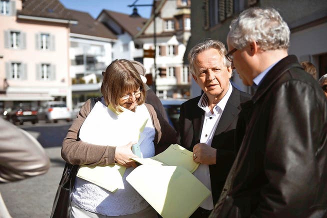 Die beiden Kantonsräte Monika Brunner und Klaus Wallimann (rechts) analysieren am Wahlsonntag Resultate zusammen mit ihrem CVP-Co-Präsidenten Bruno von Rotz. (Bild Corinne Glanzmann)
