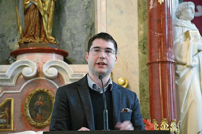 Mike Bacher, einer der Autoren, an der Vernissage des Hefts in der Klosterkirche. (Bild: Beat Christen/PD (Engelberg, 21. März 2017))