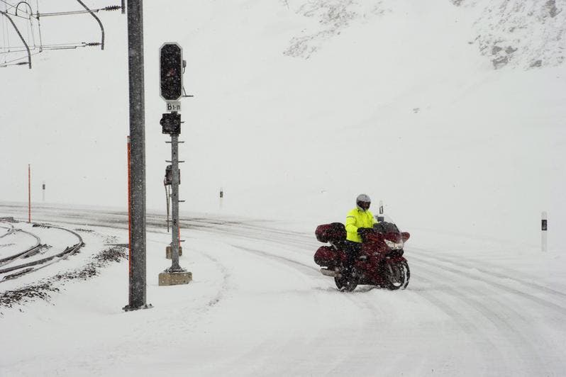 Ein Töfffahrer auf dem Oberalppass zwischen Andermatt und Passhöhe. (Bild: Keystone)