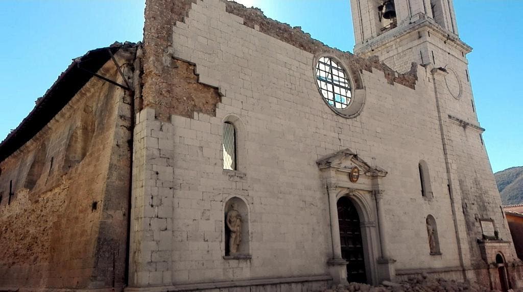 The Cathedral of Santa Maria Argentea is destroyed in Norcia, Italy, after an earthquake with a preliminary magnitude of 6.6 struck central Italy, Sunday, Oct. 30, 2016. Central Italy was hit by another powerful earthquake Sunday, toppling buildings that had recently withstood other major quakes and sending panicked residents back into the streets, but causing no immediate loss of life. (Matteo Guidelli/ANSA via AP) (Bild: Keystone)