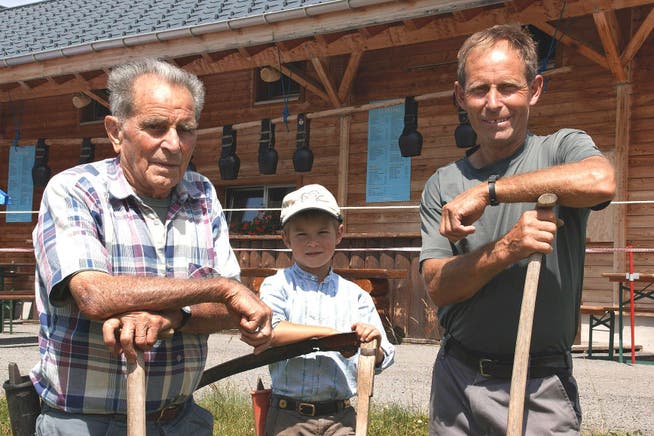 Albert (Bärti) Windlin (links) ist Älpler auf der Alp Stöckenmatt auf Melchsee-Frutt. Auf dem Bild ist er zusammen mit Enkel Matthias und Sohn Stefan. (Bild Primus Camenzind)
