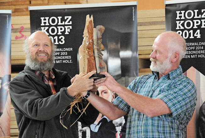 Sepp (links) und Walter Hurschler freuen sich über den Preis. (Bild: Oliver Mattmann (Alpnach, 16. September 2017))