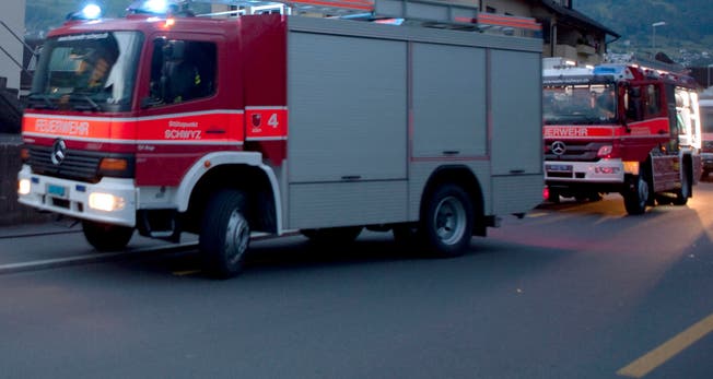 Die Schwyzer Feuerwehr kontrollierte das Gebäude. (Archivbild)