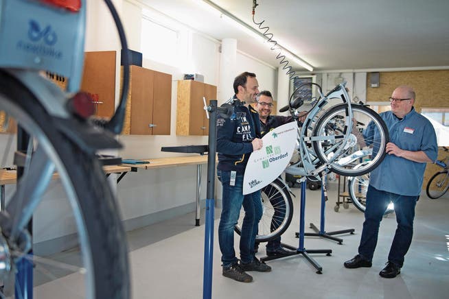 Werkstattleiter Roland Liem, Marco Fischetto und Oliver Rippstein (v. links) in den «Nextbike»-Räumen. (Bild: Corinne Glanzmann (Kerns, 14. März 2018))