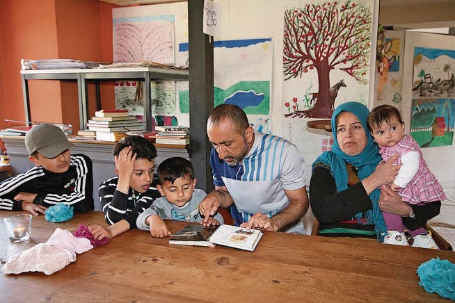 Die Familie von Jwana Mohamad Saleh Ali (Mutter) und Jallil Khallil Hamad (Vater) aus dem Irak hat in der Colorbox ein Stück zu Hause gefunden. (Bild: Marion Wannemacher / OZ (Sarnen, 30. März 2017))