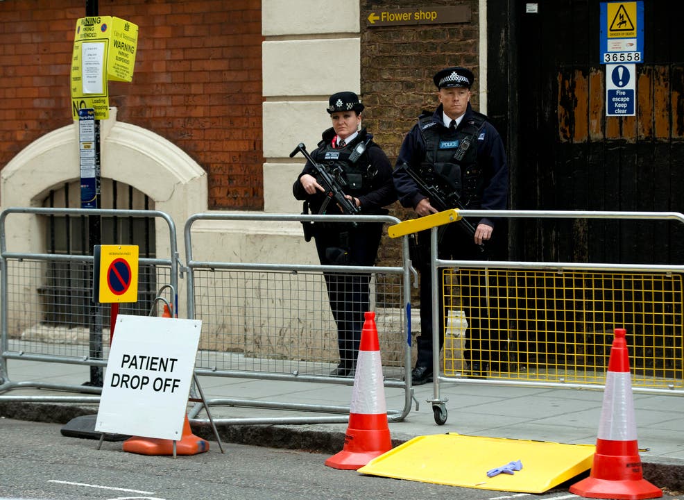 Bewaffnete Polizisten vor dem Spital. (Bild: Alastair Grant)