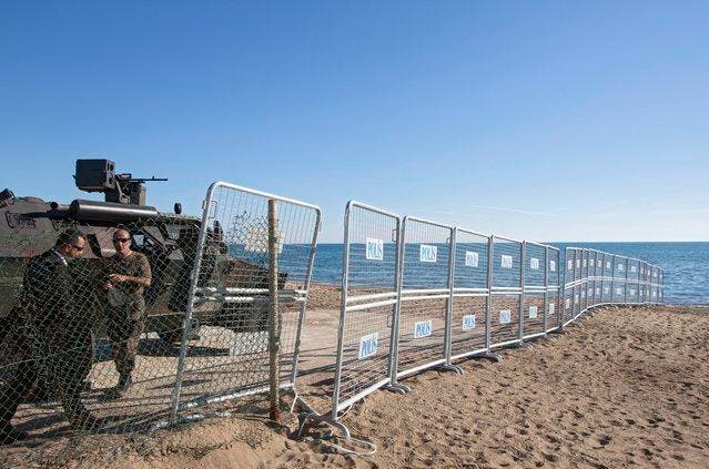 Spezialeinheiten stellen Barrieren im türkischen Badeort Belek für den G20-Gipfel auf. (Bild: EPA/ Tolga Bozoglu)