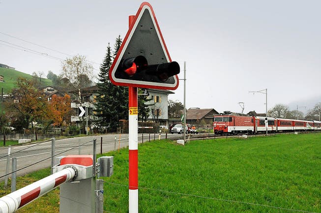 Der Bahnübergang Feld in Oberdorf wird wegen der Arbeiten mehrere Tage geschlossen. Bild: Oliver Mattmann (Oberdorf, 1. November 2016)