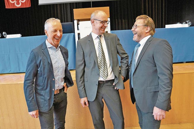 Albert Gabriel, Pius Odermatt und Peter Truttmann freuen sich über ihren politischen Erfolg. (Bild: Romano Cuonz (Ennetbürgen, 19. Mai 2017))
