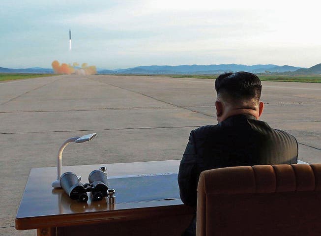 Kim Jong Un verfolgt am 16. September 2017 einen Raketentest. (Bild: EPA)