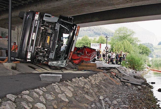 Ein Lastwagenchauffeur hat vergessen, den Ladekran einzufahren – und dann gab es einen Konflikt mit der Achereggbrücke. (Bild: Thomas Wuhrmann/NZ)