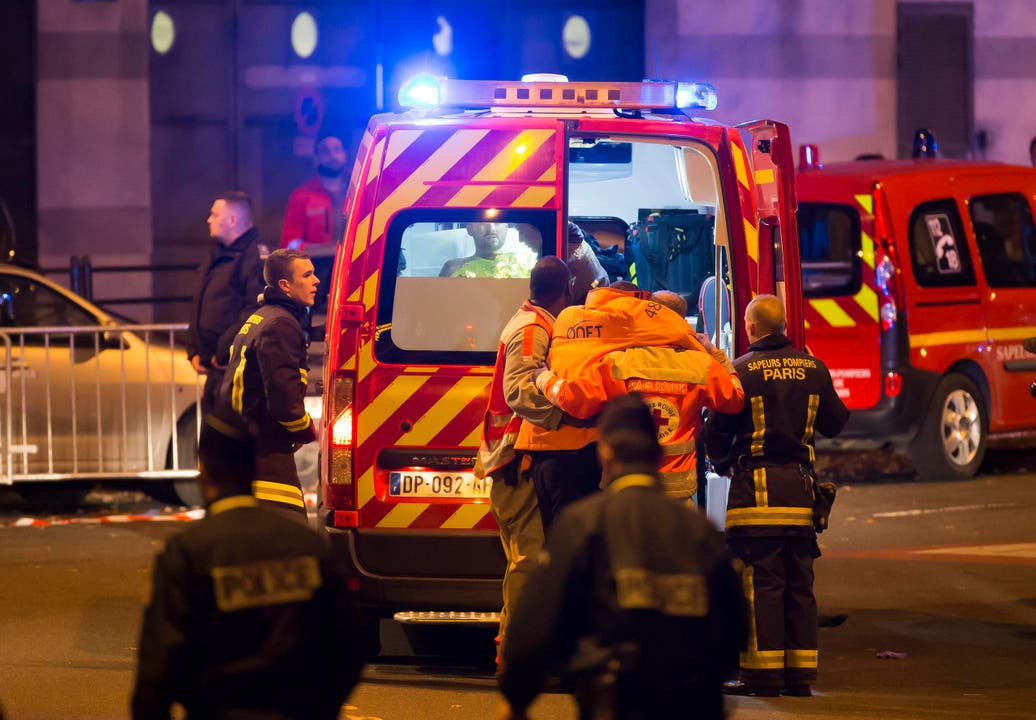 Verwundete werden vor dem Stade de France durch Sanitäter erstversorgt. (Bild: EPA/Ian Langsdon)