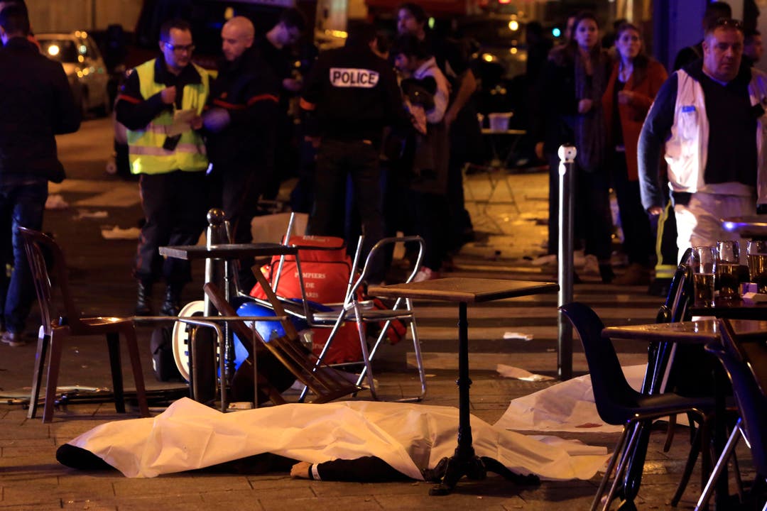 Vor einem Cafe in Paris liegen zwei Todesopfer des Terroranschlags. (Bild: AP/Thibault Camus)