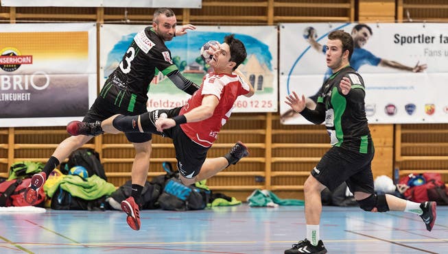 Tritt Ende Saison nach 19 Jahren von der Handballbühne ab: der 36-jährige Stanser Spielertrainer Thomas Mohenski (Mitte). (Bild: Roger Grütter (Stans, 28. Januar 2017))