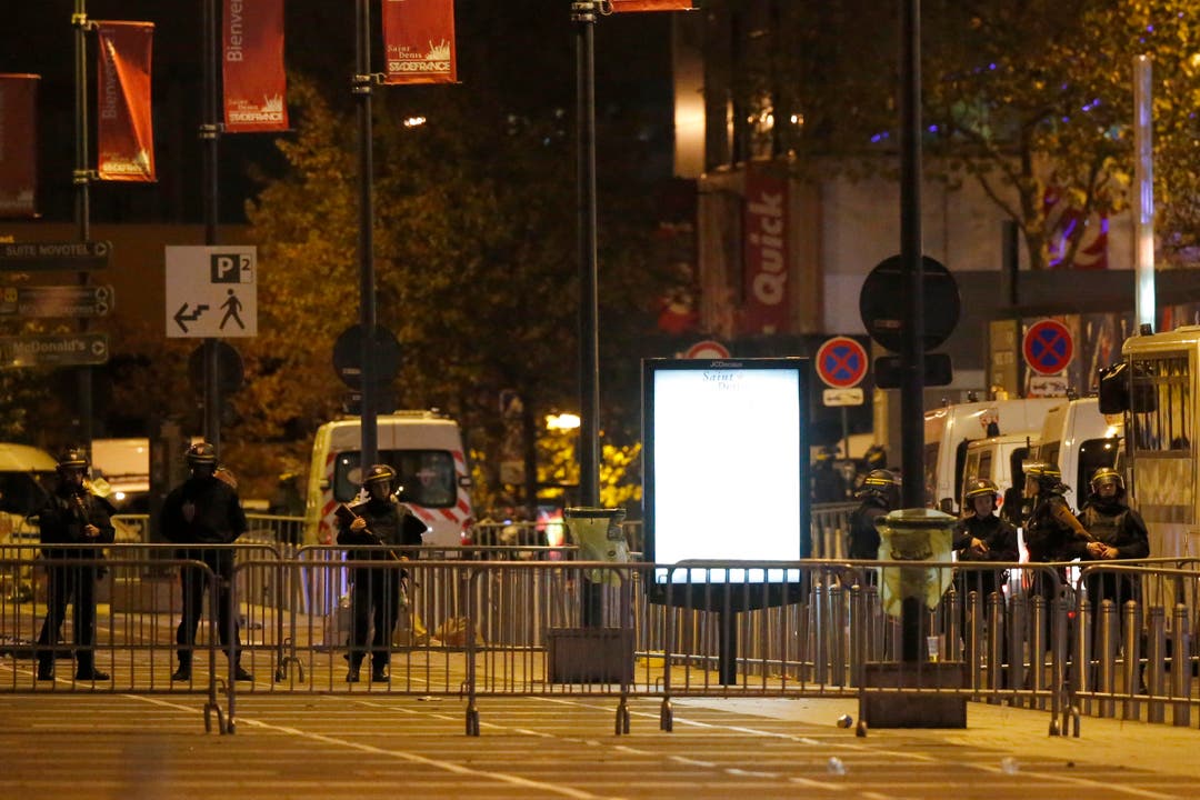 Polizisten riegeln das Gelände rund um das Stade de France ab. (Bild: AP/Michel Euler)