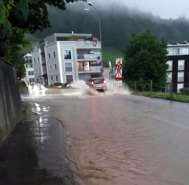 Auf der Rickenbachstrasse in Schwyz ist vorsichtiges Fahren angesagt. (Bild: Leserbild Bote der Urschweiz)