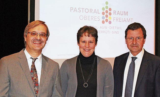 Andres Lienhard, Martina Suter und Thomas Zimmermann (von links) vor dem neuen Logo. (Bild: Cornelia Bisch (Sins, 30. Oktober 2017))