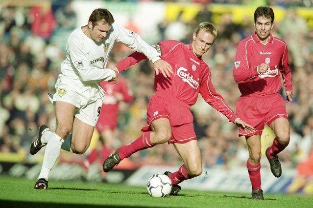 4. November 2000: Liverpools Sami Hyypiä (Mitte) und Markus Babbel (rechts) verlieren auswärts gegen Leeds United (Mark Viduka, links) mit 3:4. (Bild: Getty / Mark Thompson)