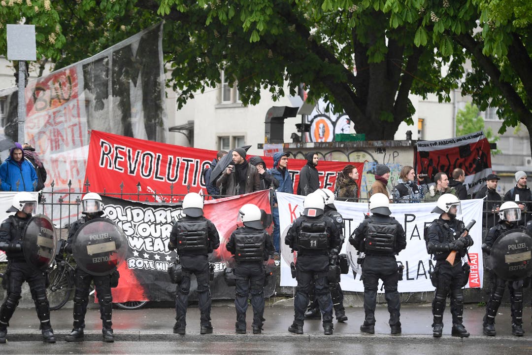Polizeipräsenz am traditionellen 1. Mai-Umzug am Tag der Arbeit, in Zürich. (Bild: KEYSTONE/Ennio Leanza)