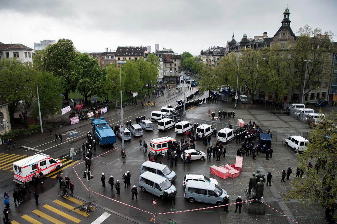Die Polizei riegelt auf dem Helvetiaplatz Demonstranten ab. (Bild: ENNIO LEANZA)
