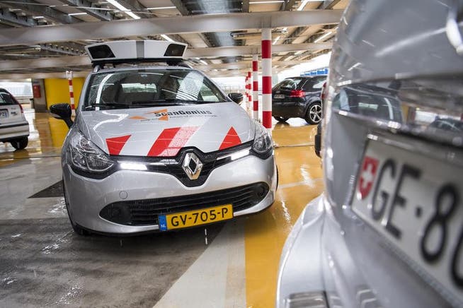 Getestet wird die Parkjsünder-Jagd per Scanner in Genf mit einem Fahrzeug aus Holland. (Bild: Keystone/Jean-Christophe Bott)