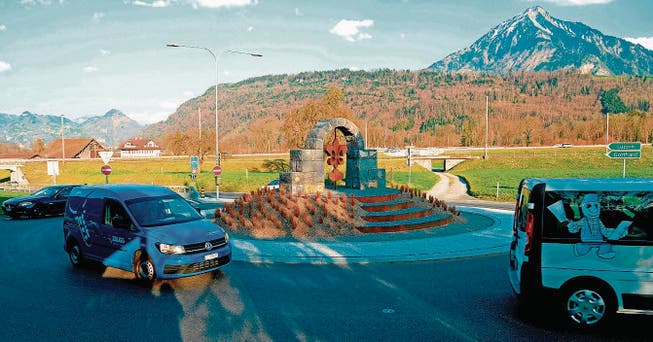 Der Kreisel Feld beim A8-Anschluss. (Bild: Robert Hess (Alpnach, 17. März 2017))