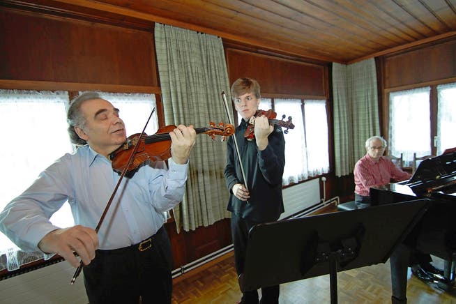 Meister Zakhar Bron zeigt Student Roman Verhees Feinheiten auf der Geige. Sander Sittig begleitet am Klavier. (Bild Florian Arnold)