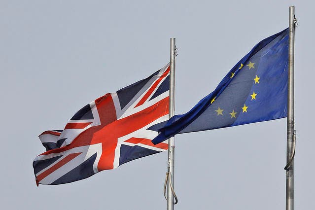 Symbolbild: Die britische Flagge neben der Fahne der Europäischen Union. (Bild: AP Photo)