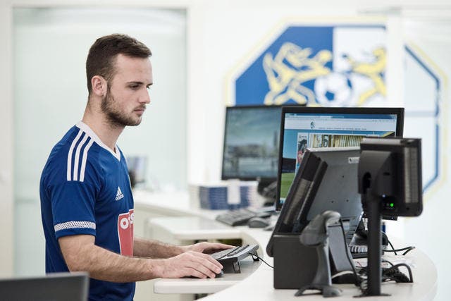 Luka Sliskovic gestern Montag bei der Arbeit in der FCL-Geschäftsstelle, die sich in der Swissporarena befindet. (Bild Pius Amrein)