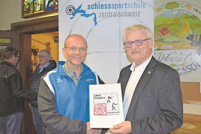 Renato Steffen (rechts) übergibt das «Label Regionales Leistungszentrum Sportschiessen» an Adi Arnold. (Bild: PD (Luzern, 2. November 2017))