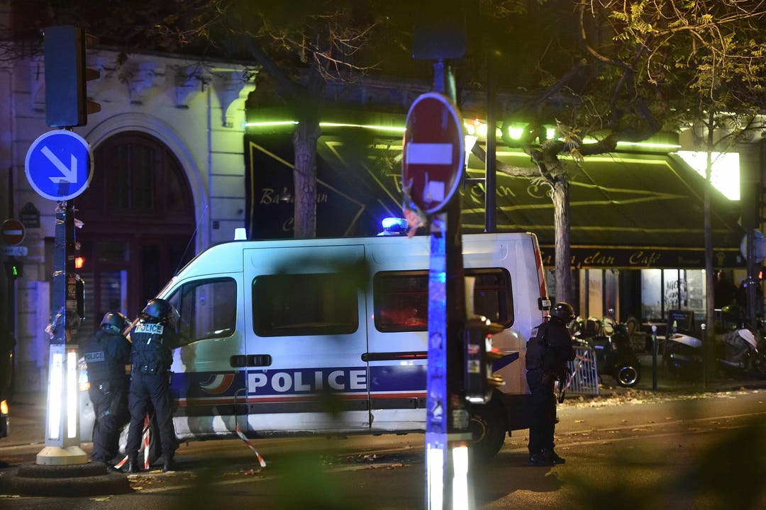 Polizeikräfte vor dem Bataclan, in dem beim Anschlag weiter über hundert Konzertbesucher ums Leben kamen. (Bild: CHRISTOPHE PETIT TESSON)