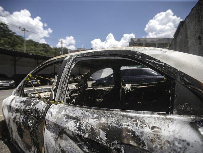 Der ausgebrannte Mietwagen, in dem Amiridis verkohlte Leiche gefunden wurde. (Bild: Keystone/EPA/VICTOR DE SA)
