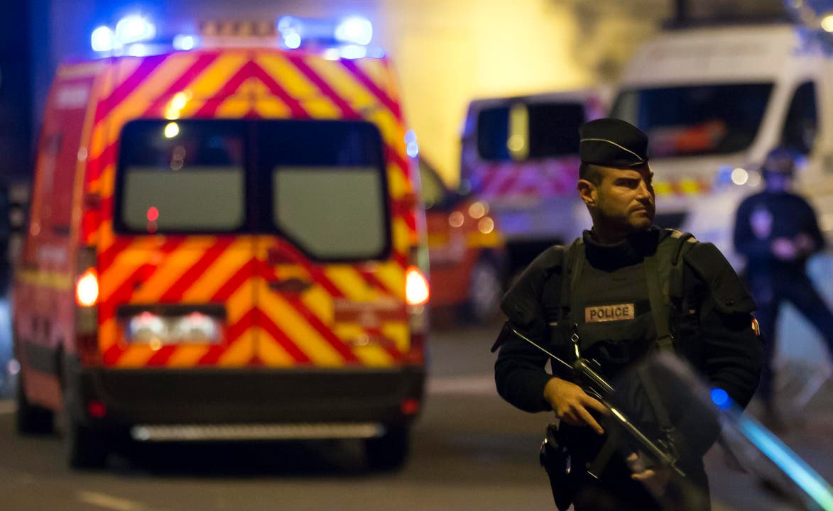Einsatzkräfte vor dem Stade de France. (Bild: EPA/Ian Langsdon)
