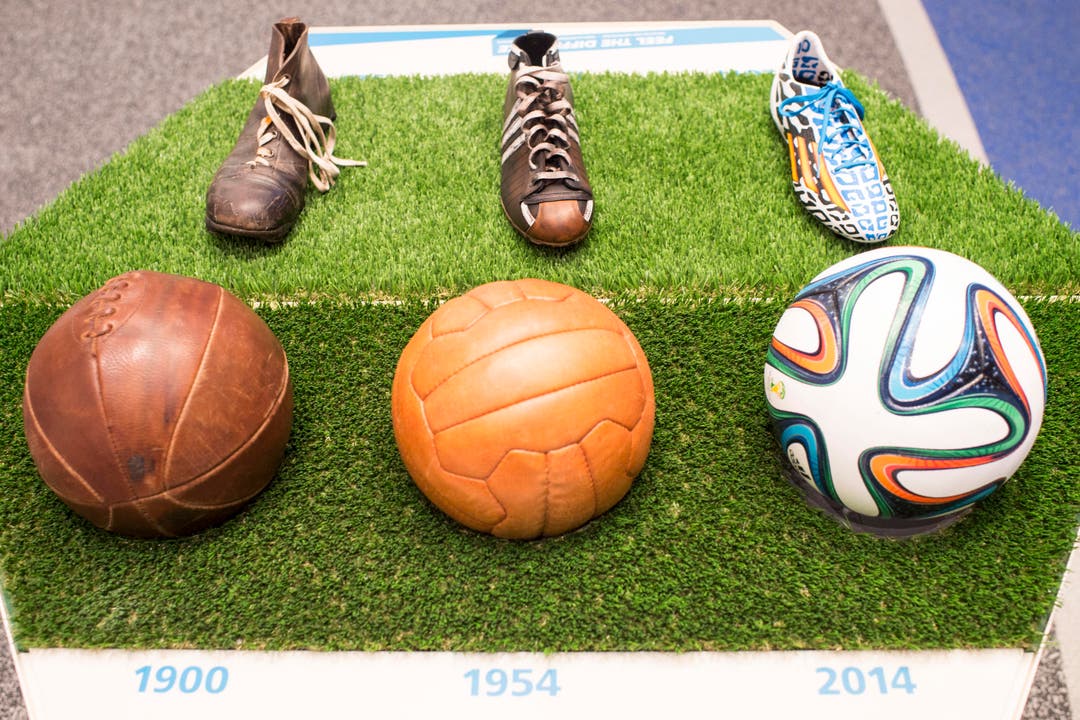 Schuhe und Fussbälle früher und heute. (Bild: Keystone / Ennio Leanza)