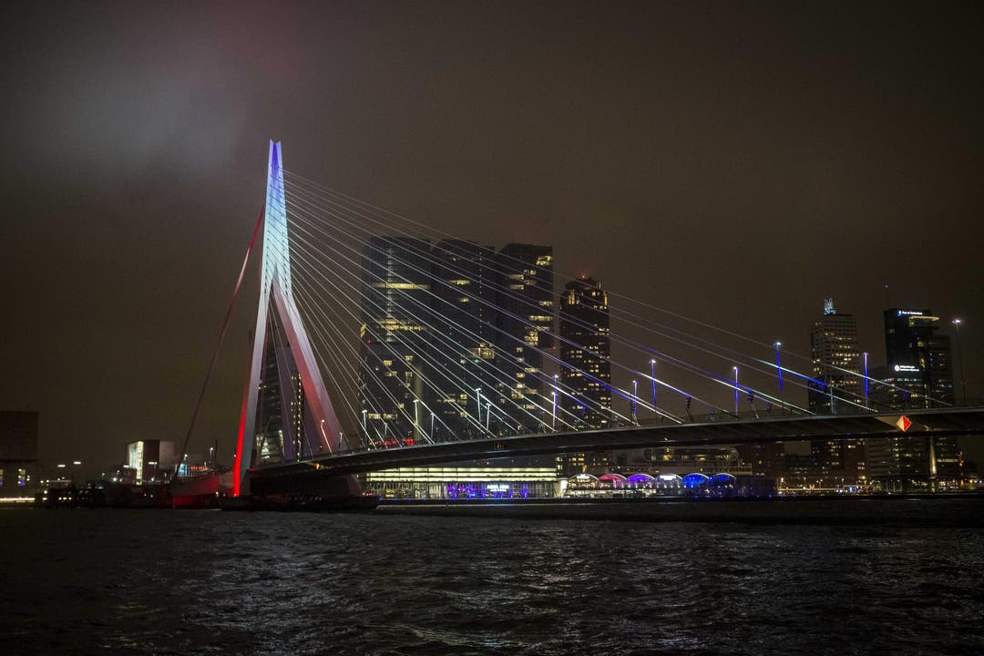 Die Erasmusbrücke in Rotterdam. (Bild: EPA/ALEXANDER SCHIPPERS)
