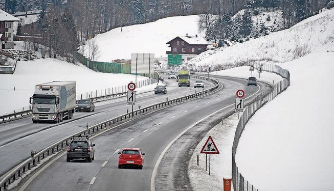 Die A 8 in Sarnen Richtung Luzern: Wegen der Deponiezufahrt (Hintergrund) gilt hier Tempo 80. (Bild: Corinne Glanzmann (Sarnen, 18. Januar 2017))