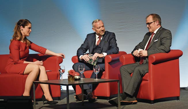 Michèle Schönbächler im Gespräch mit Bankratspräsident Daniel Dillier (mitte) und CEO Bruno Thürig. (Bild: Robert Hess (Alpnach 7. April 2018))