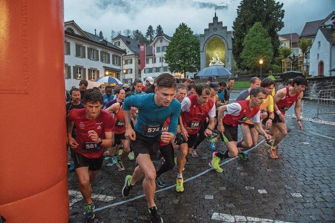 Die Hauptkategorie der Männer nahm die 7,77 Kilometer lange Strecke unter die Füsse. (Bild: Boris Bürgisser (Stans, 6. Mai 2017))