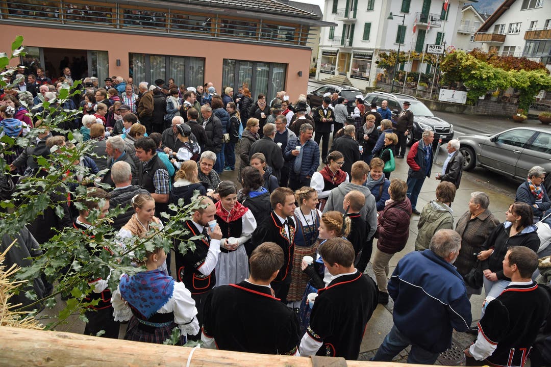 Beim Volksapero vor dem Pfarreizentrum treffen sich die Älpler und die Dorfbevölkerung. (Bild: Robert Hess (OZ))
