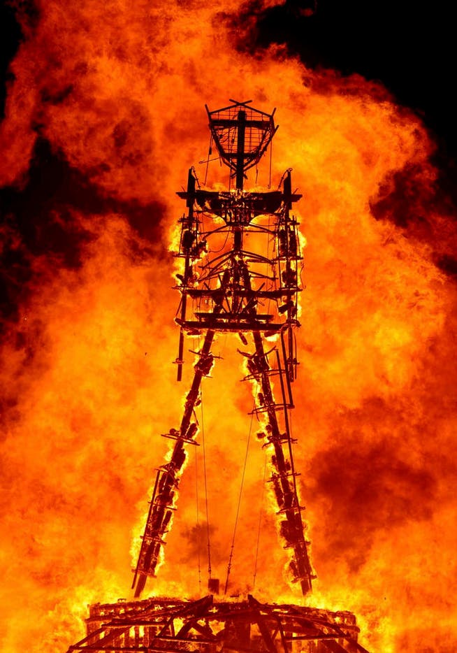 Beim «Burning Man» wird eine riesige Holzstatue verbrannt. (Bild: Andy Barron/AP)