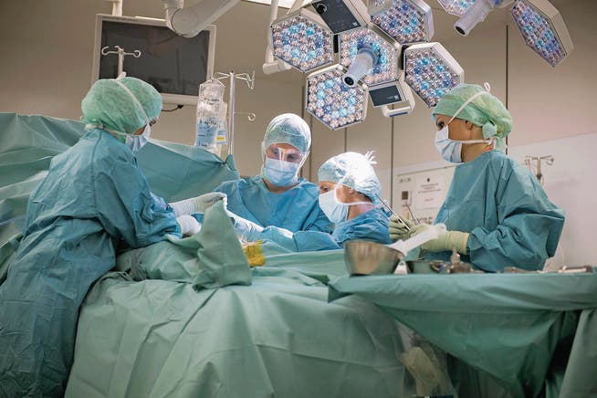 Stationär oder ambulant? Blick in einen Operationssaal am Kantonsspital in Stans. (Bild: PD)