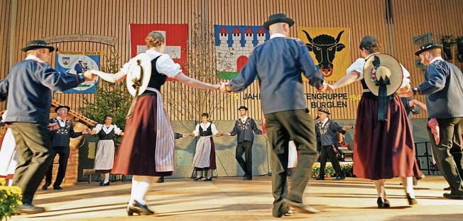 Die Trachtengruppe Bürglen/Altdorf zeigte mit der Uraufführung des Trachtentanzes «Dr Vreendler-Marsch» einen souveränen Auftritt. (Bild: Franz Imholz (Bürglen, 4. November 2017))