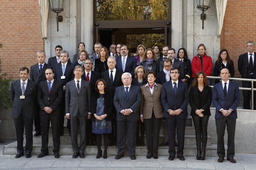 Der spanische Vize-Präsident Soraya Saez de Santamaria (vierter von links) gedenkt in Madrid den Opfern. (Bild: EPA / Angel Diaz)